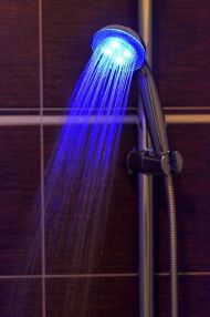 Kolorowy prysznic świetlny LED